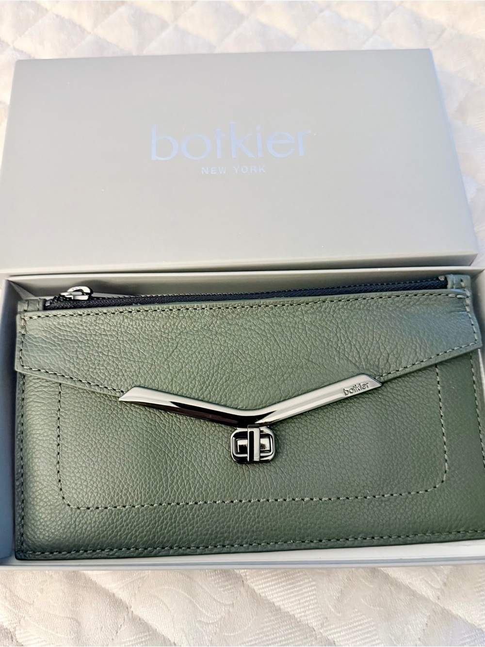 Botkier Valentina Green Pebbled Leather clutch/Wristlet-new in box